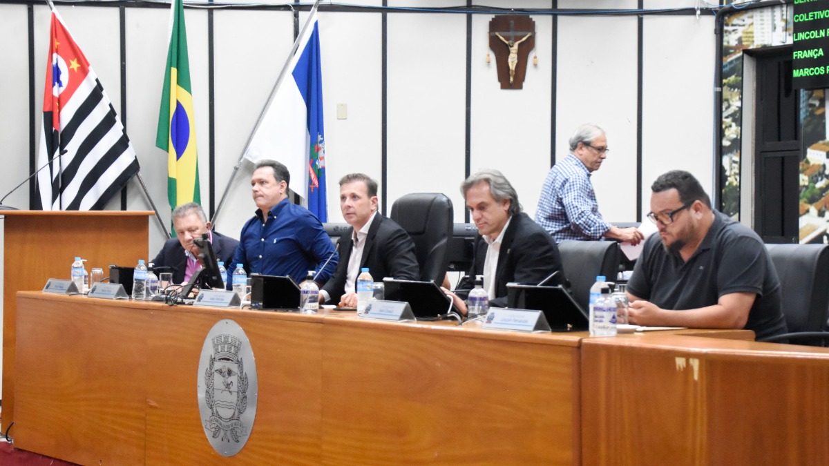 Câmara pública atos que impõem novas