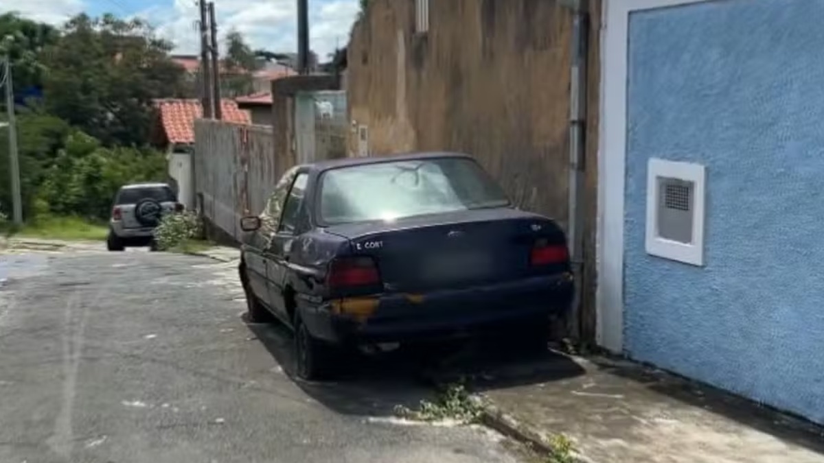Carros abandonados na rua