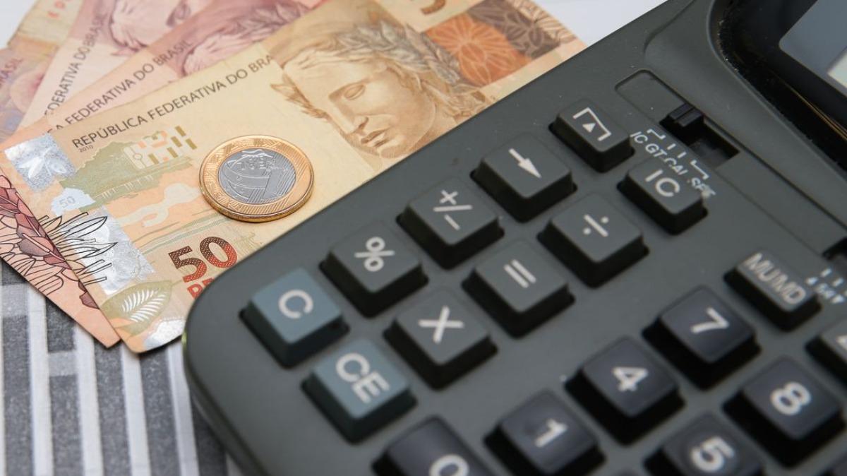 Se um condômino atrasa o pagamento