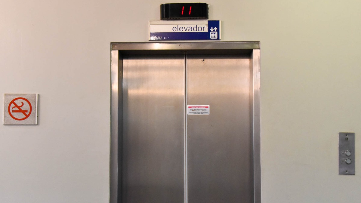 indenização por briga em elevador