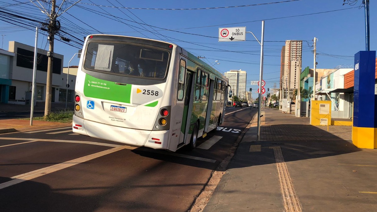 veículos escolares em faixas de ônibus