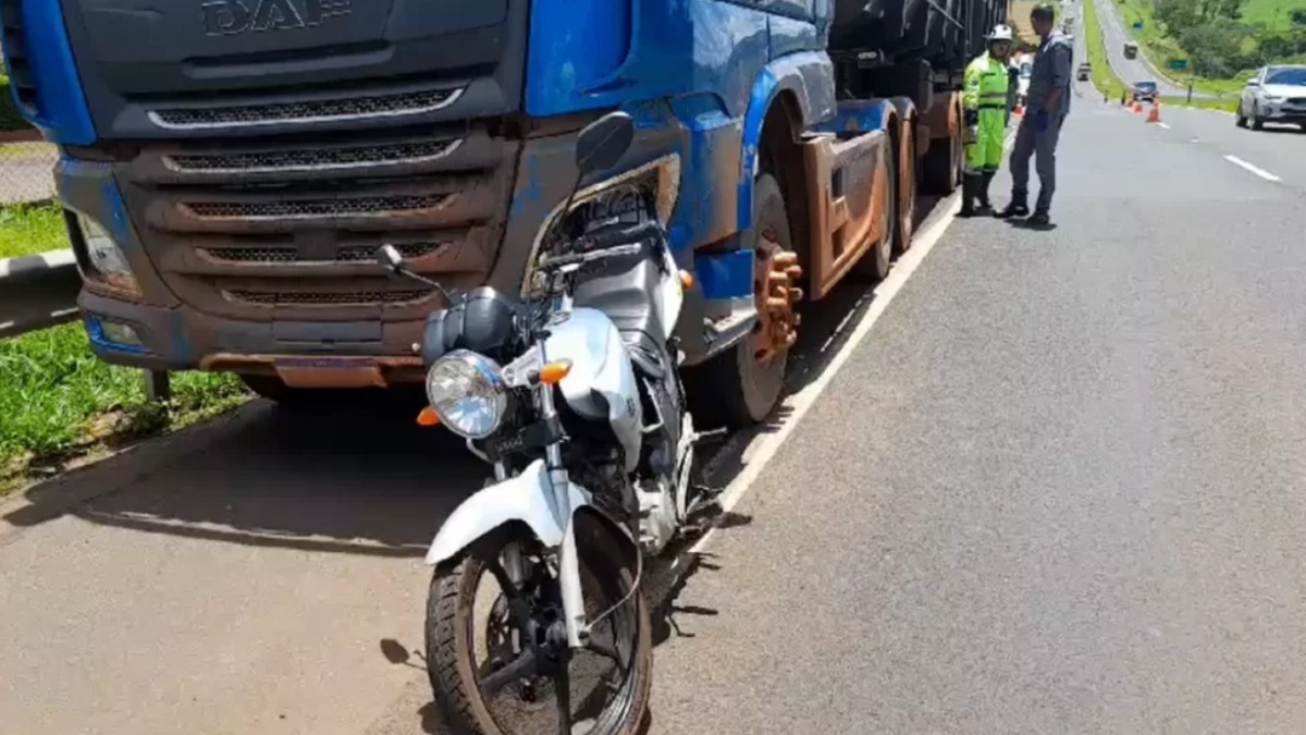 Motociclista morre após ser atropelado por
