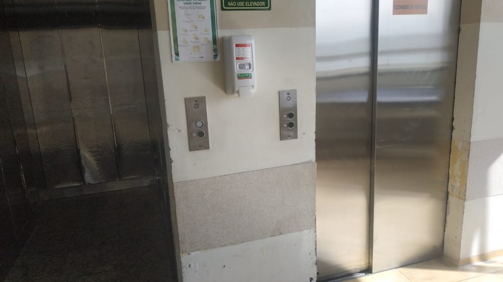 Elevador preso Brasília