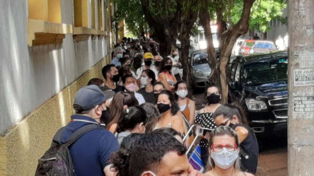 fila de vacinação
