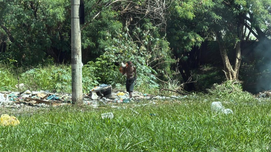 Acúmulo de lixo causa insegurança em moradores e comerciantes da região do córrego Tanquinho