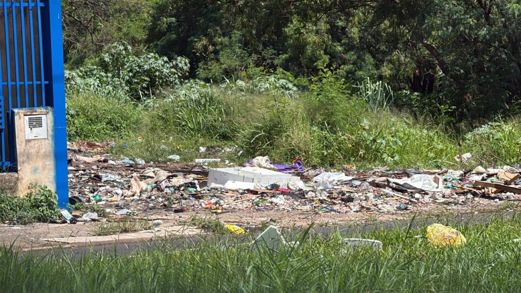 Acúmulo de lixo causa insegurança em moradores e comerciantes da região do córrego Tanquinho