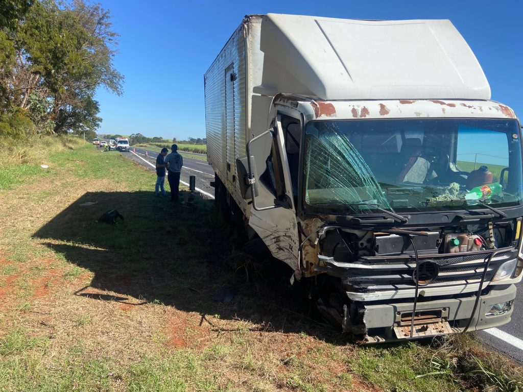 Caminhonete capota após ser atingida por caminhão na rodovia Antônio Machado Sant'Anna, em Ribeirão Preto