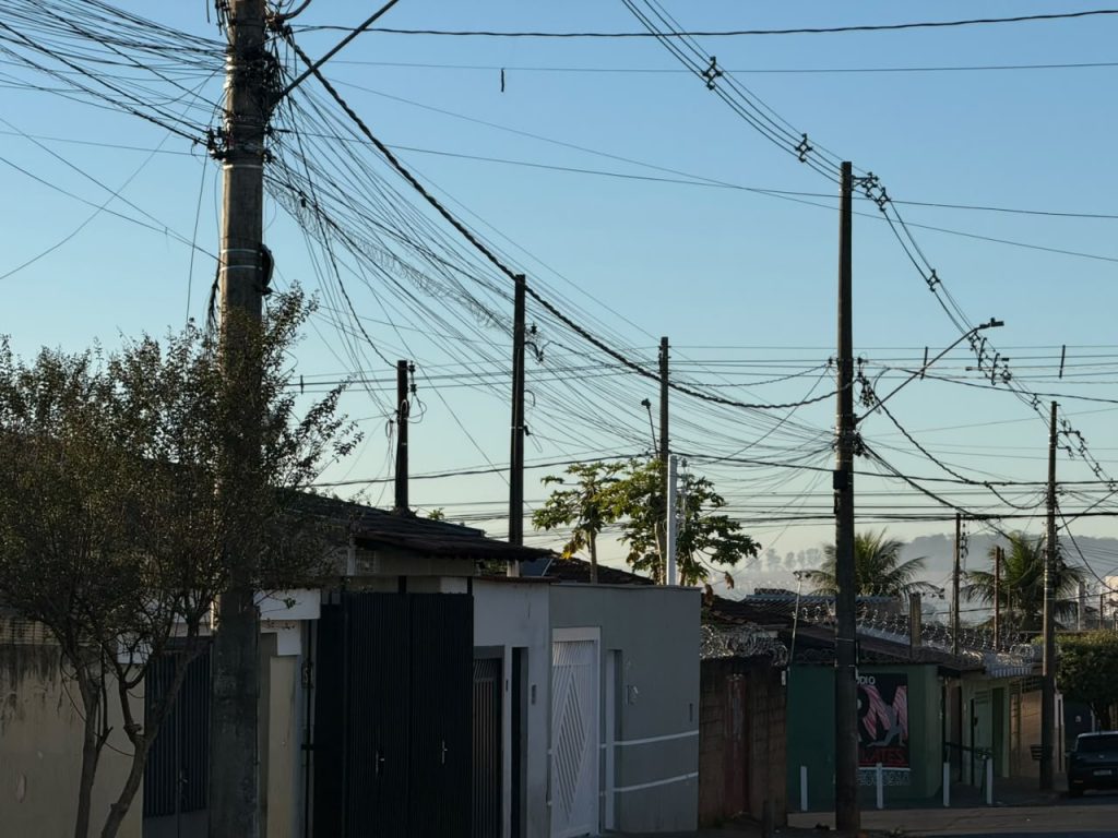 Prefeitura amplia retirada de fios soltos e inicia operação na avenida Treze de Maio em Ribeirão Preto